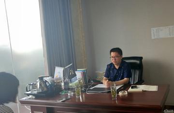某品牌的营销总监从原企业离职后，重新到另一家企业开展工作。虽然行业有所不同，但是