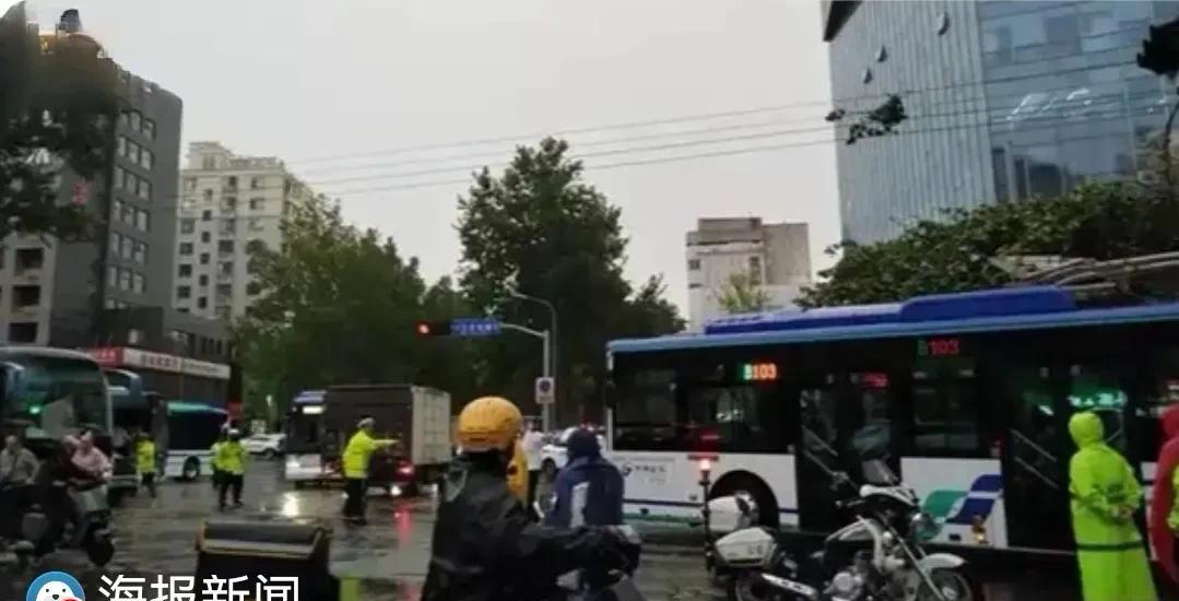 据报道，昨天（7月7日）山东多地出现狂风暴雨，当天白天下了424个“大明湖”！