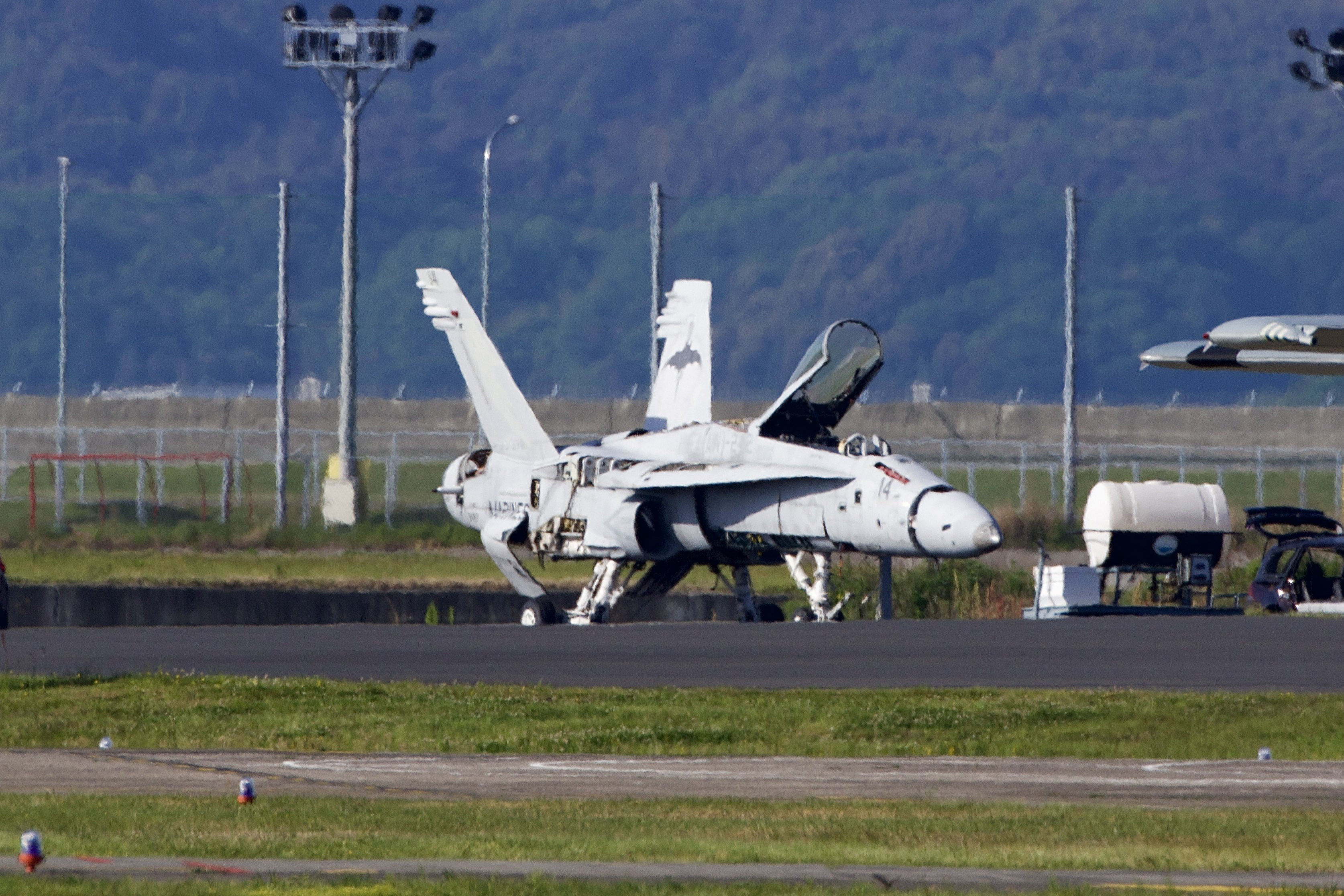 岩国基地，陆战队F-18残体​​​