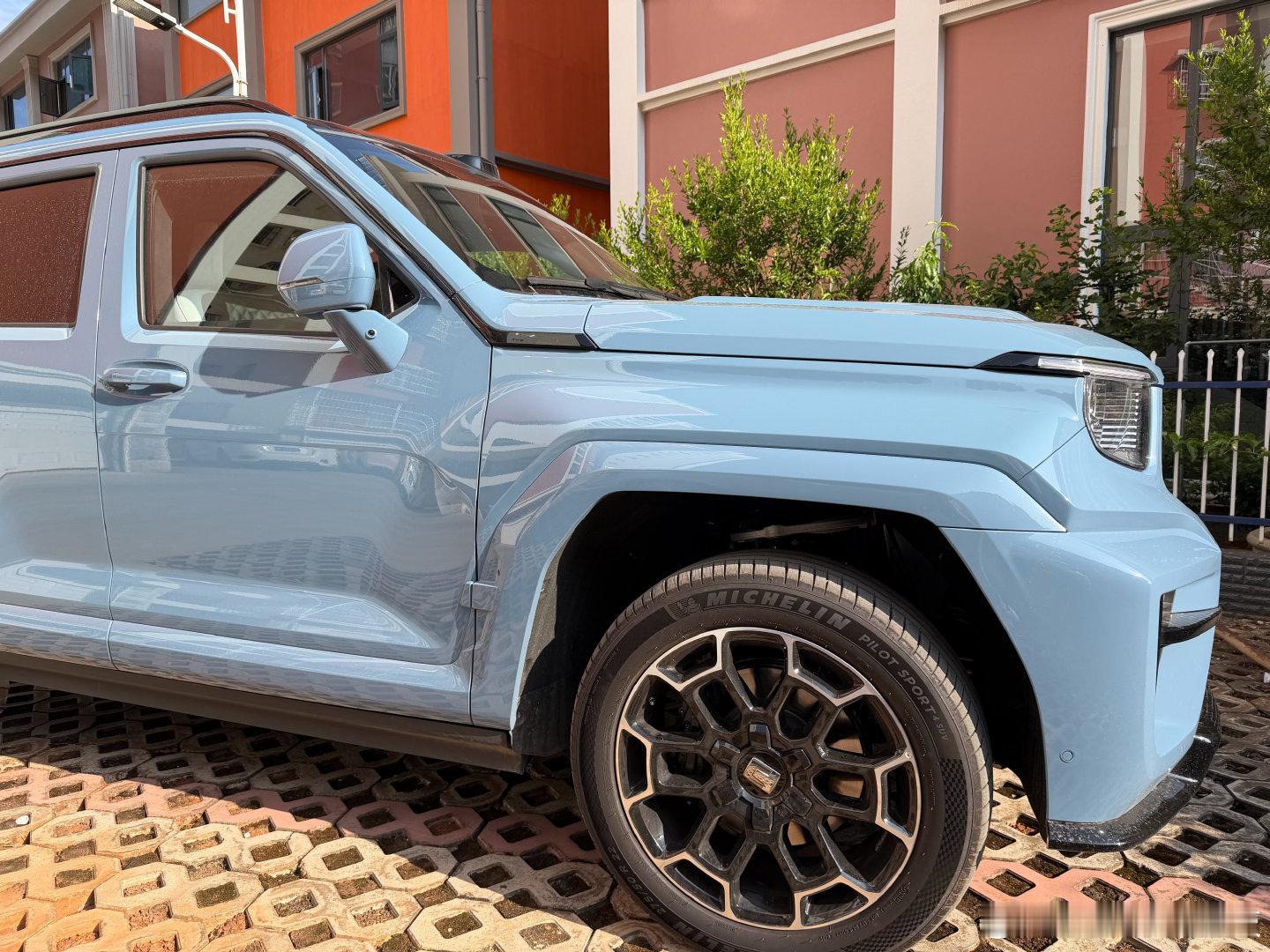 开了几天的新坦克700，简单说一下我自己的驾驶感受吧。两米的车高，上车得爬上去。