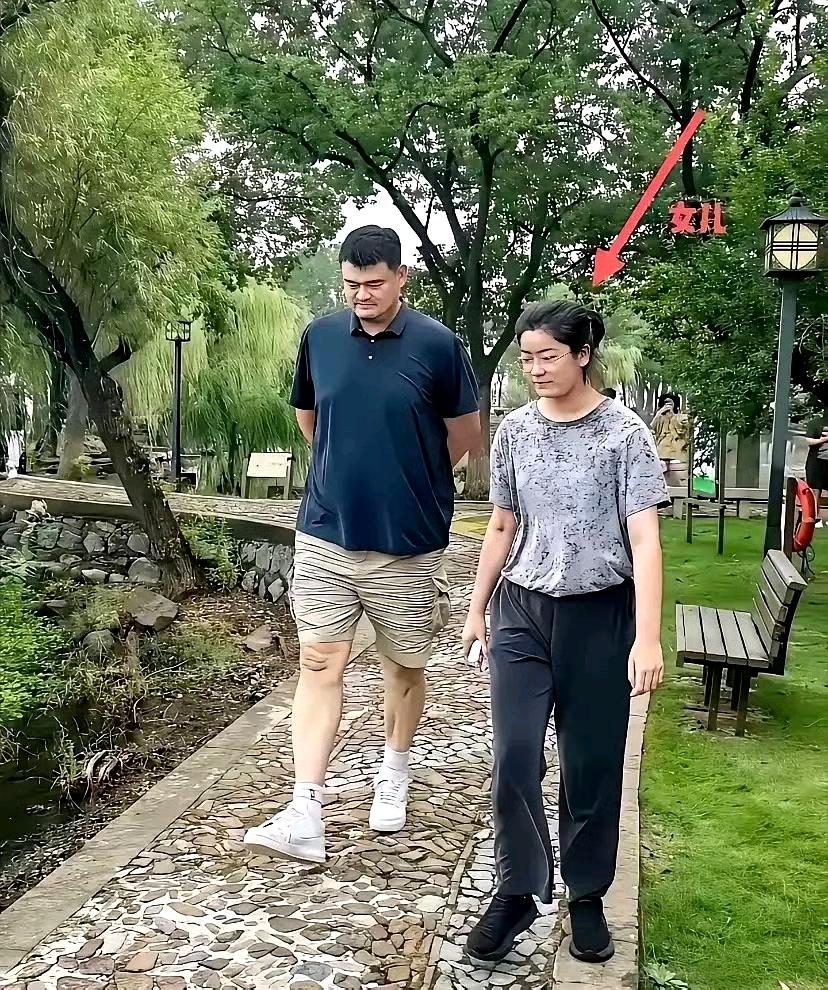 姚明和女儿一起散步，享受亲子时光姚明闺女个头可真高呀.