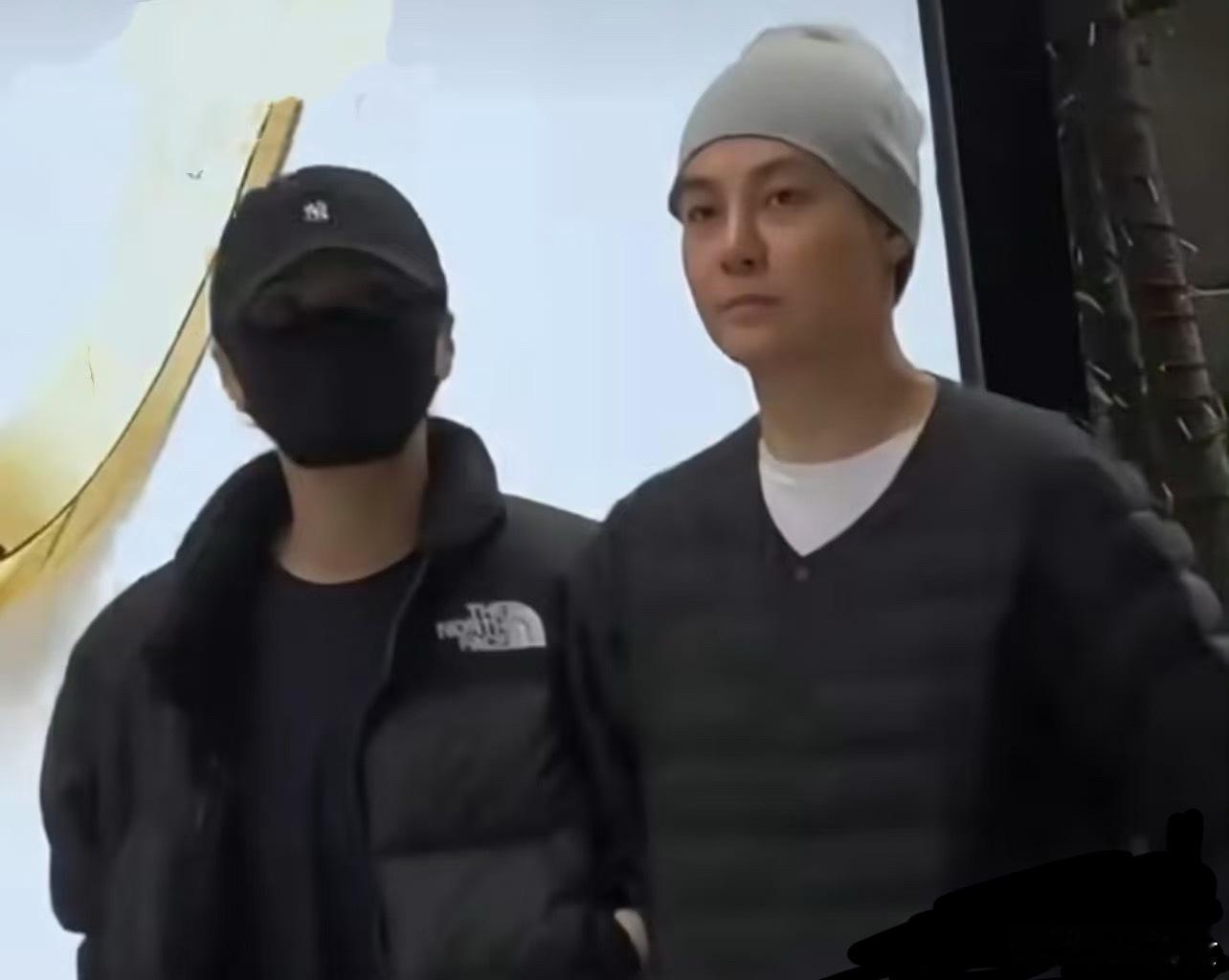 阿娇和皇甫圣华挽手逛街部分网友也是操碎了心，阿娇都说了享受单身专注事业，挽个手就