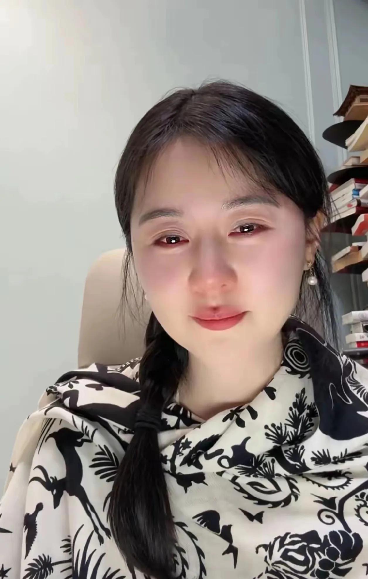 相宜戴着爱马仕在直播间哭泣，她觉得自己一点都没错，澳洲保健品的教授演员是品牌方请