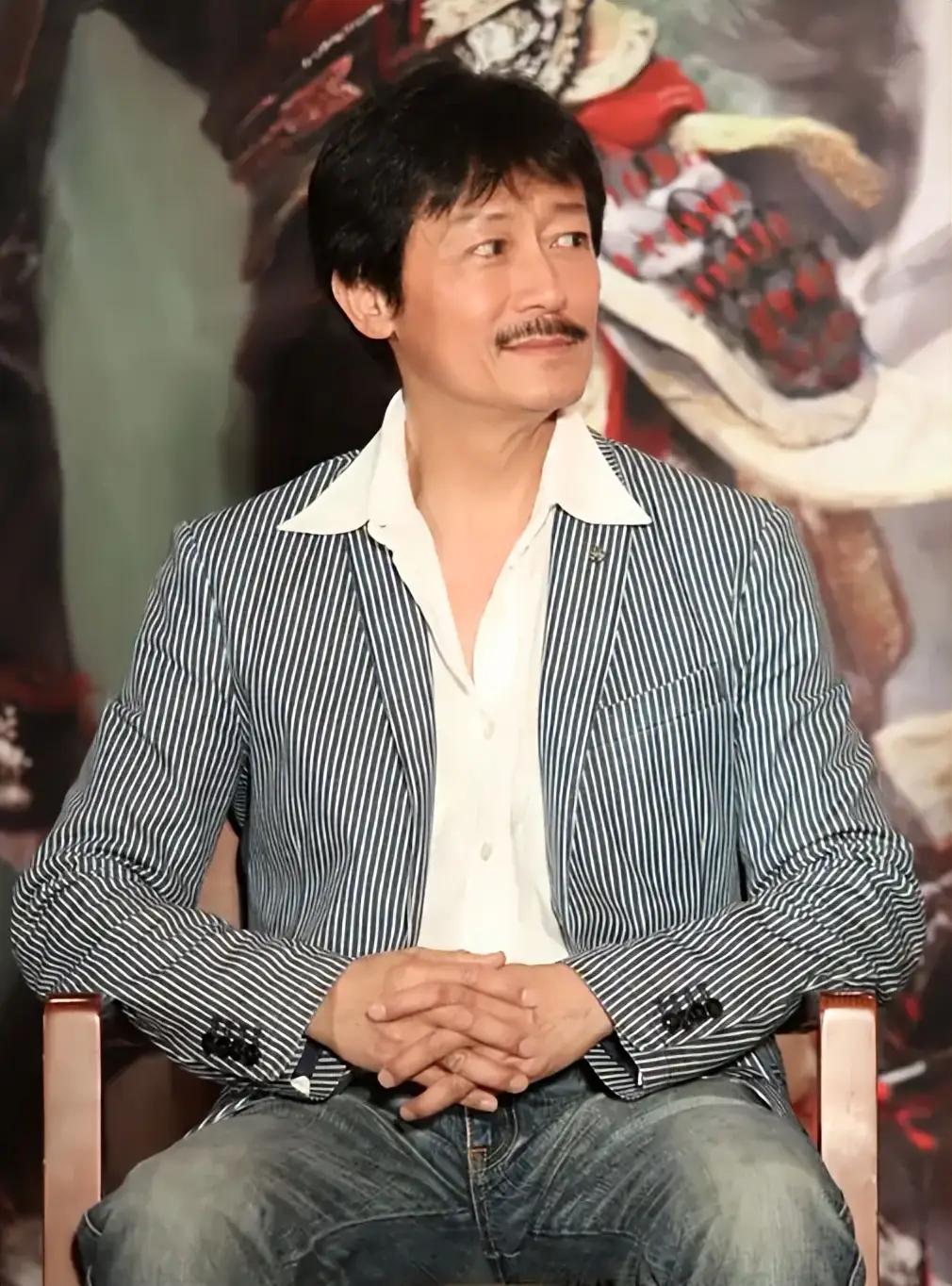 2014年10月27日，沙田富山殓房外，一个戴着口罩的男人独自站在廊下，一动不动