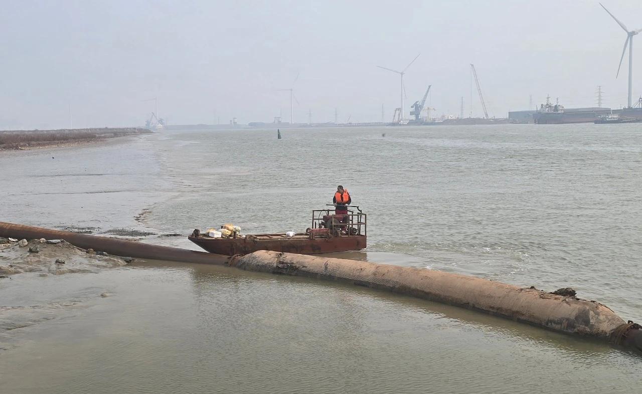 滨州无棣海事处扣押一艘非法船舶近日，山东滨州无棣海事处执法人员在巡查中发现，