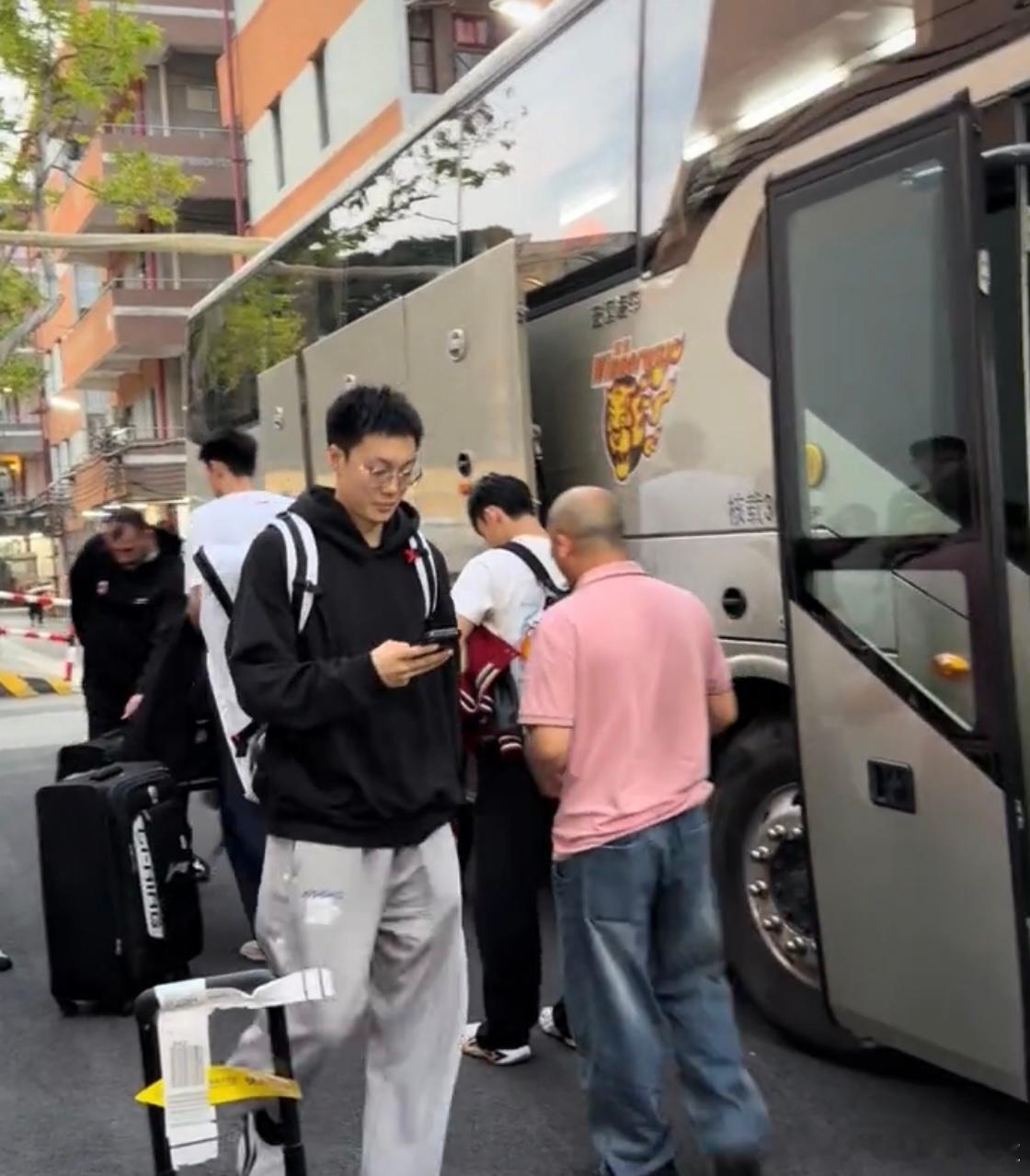 客场征程告一段落！广东宏远今天下午全员平安返回东莞！连续客场奔波，队员们一路拼杀