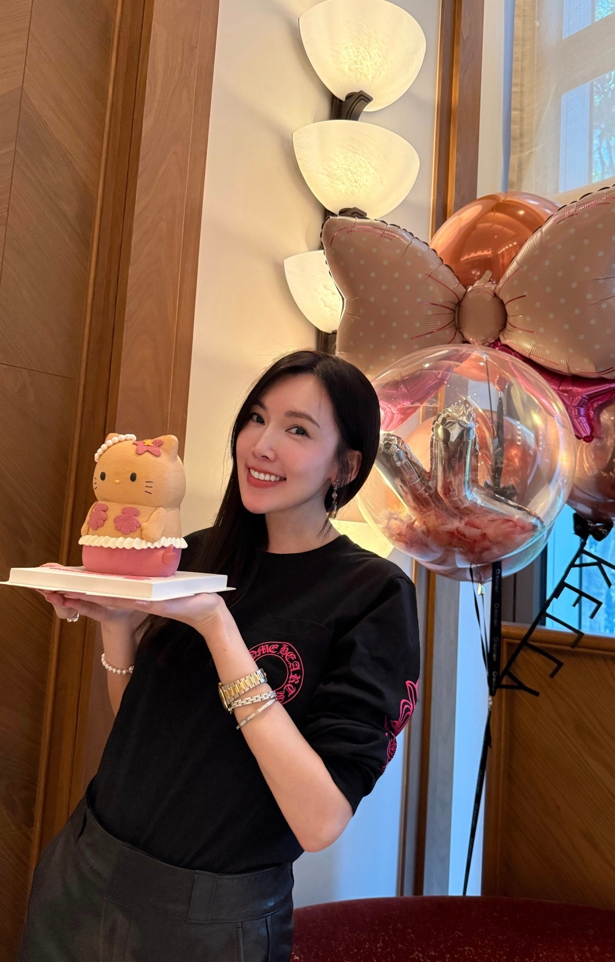 林志颖儿子Kimi在学校羽毛球社团的照片，Kimi小时候很像爸爸林志颖，现在长大