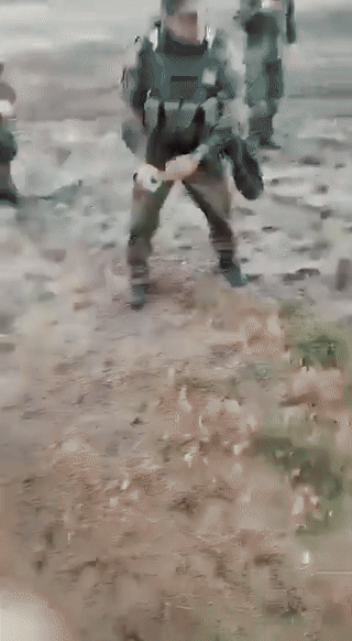 是摆拍太紧张了吗[笑着哭]，爱沙尼亚训练部队现场。你说说就这样，他们整天还要对