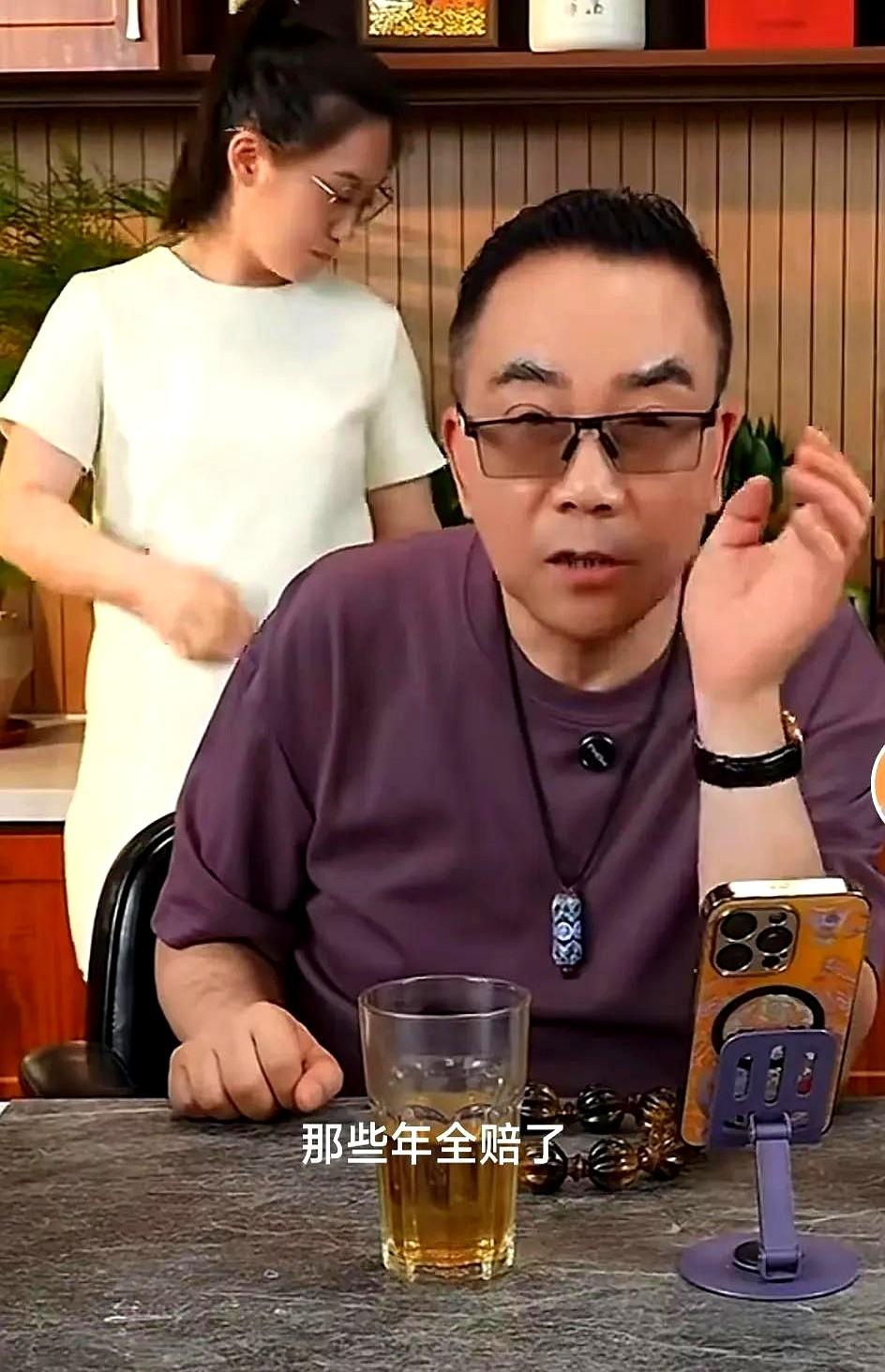 相声演员杨议在直播的时候，有网友在直播间问他。他直接就对着镜头诉苦，说自己博物
