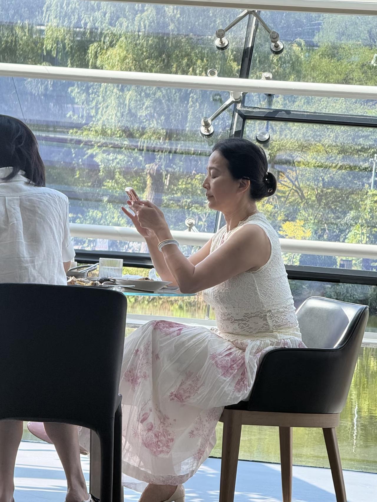 刘亦菲妈妈刘晓莉在北京一间餐厅会友，她已经67岁了，身材有些走样，腹部脂肪堆积，