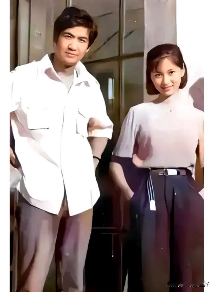 这是张国立和殷亭如年轻时的一张留影老照片，拍摄于1985年的江西。彼时两人都是3