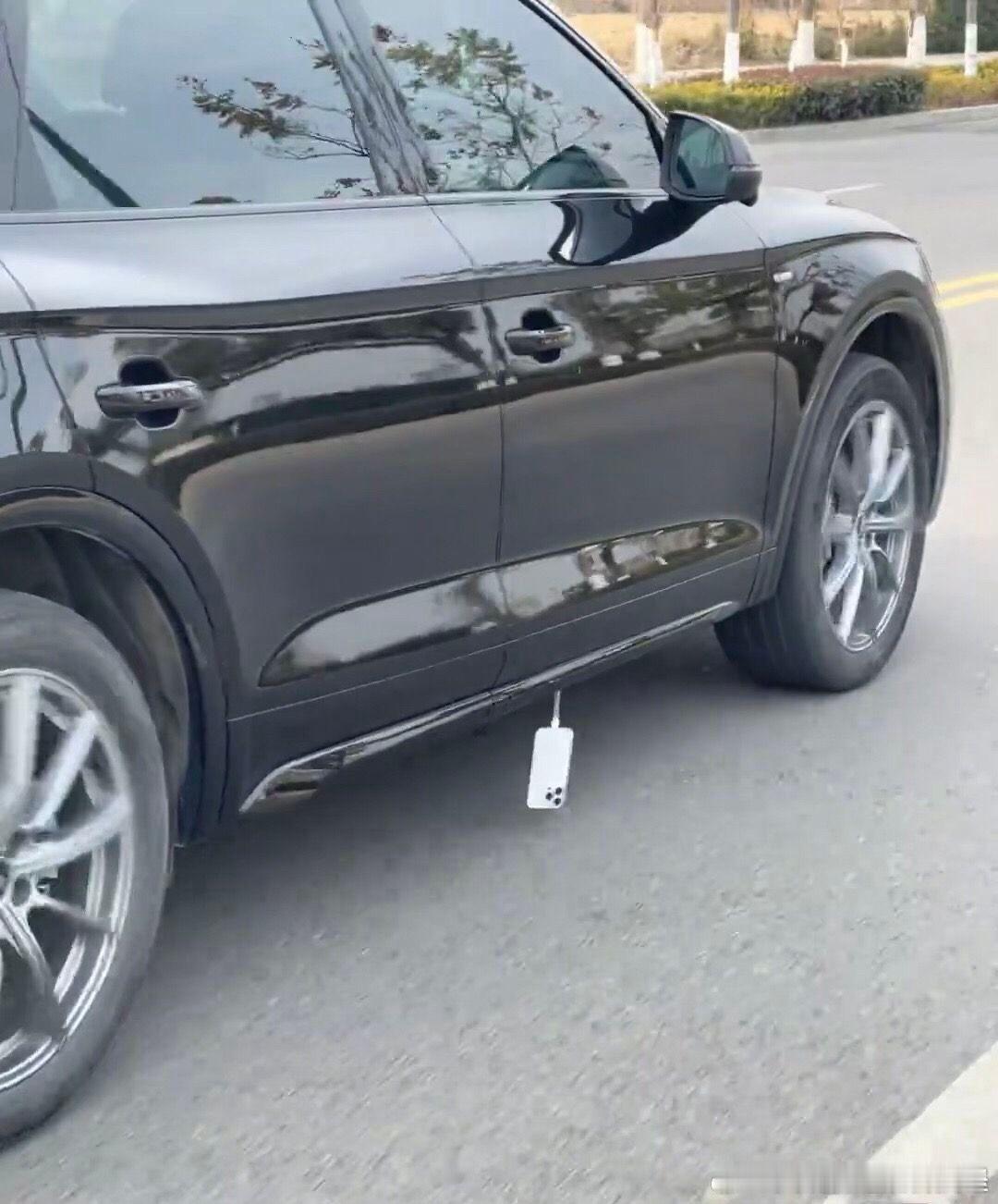 车子是新的吊牌还在人怎么可以粗心成这样？车主一看就对手机没有瘾……不然一刻看不到