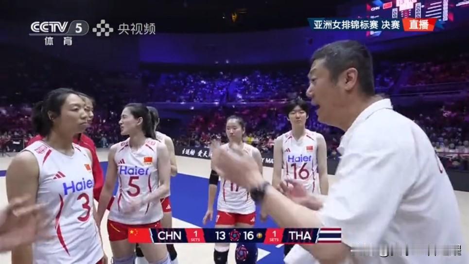 亚锦赛决赛，中国女排输泰国女排输在主攻和接应。无论我们两个主攻多么拼，双双拼的
