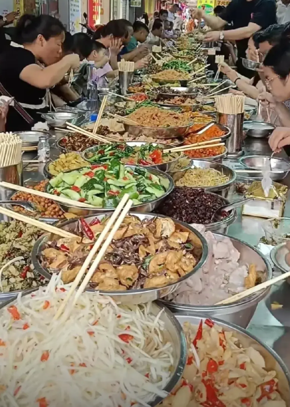 柳州8元一碗的白粥，差点以为我大广西又要被攻击了天价白粥！点进去看才知道这种店