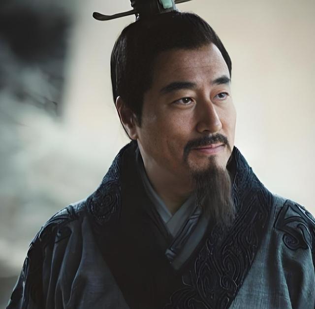 韩信死后，萧何因立有大功，被刘邦封为相国，赏赐500名侍卫。朝臣纷纷前来祝贺，唯