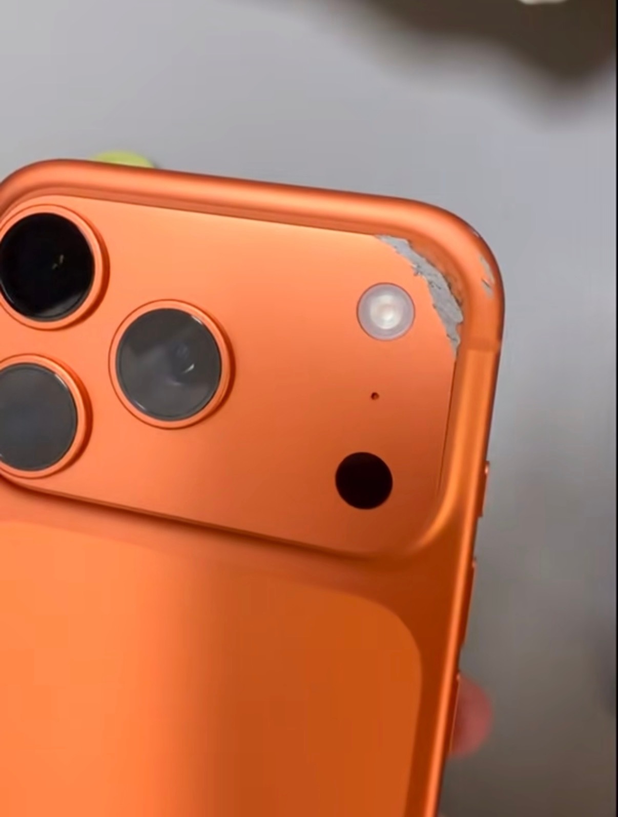 iPhone17易刮花今年17Pro系列大面积用了铝金属中框，已经不是容易刮花