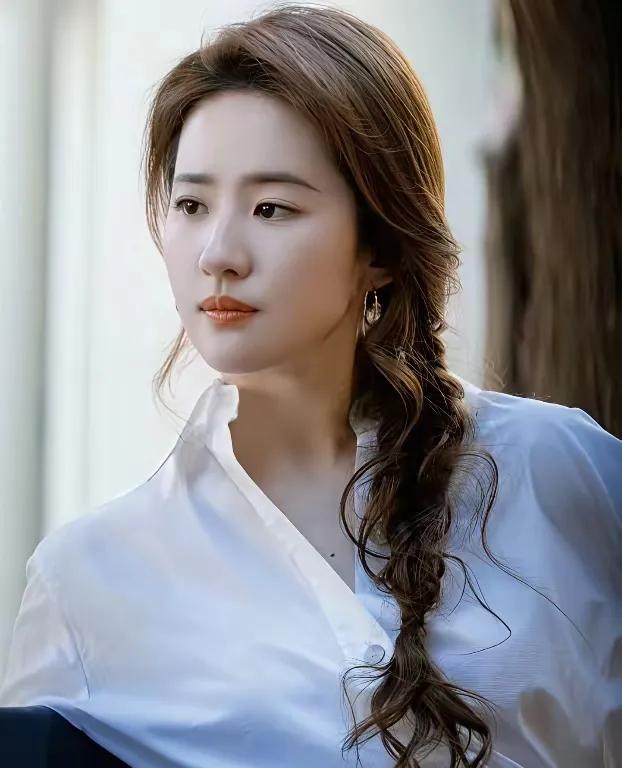 刘亦菲的漂亮根本都不随妈妈反倒是随小姨，她小姨非常漂亮据资料显示，