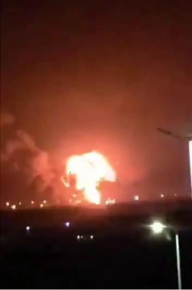 美军驻科威特阿里·萨利姆基地遭袭后陷入火海，科威特当地无人对其救援！