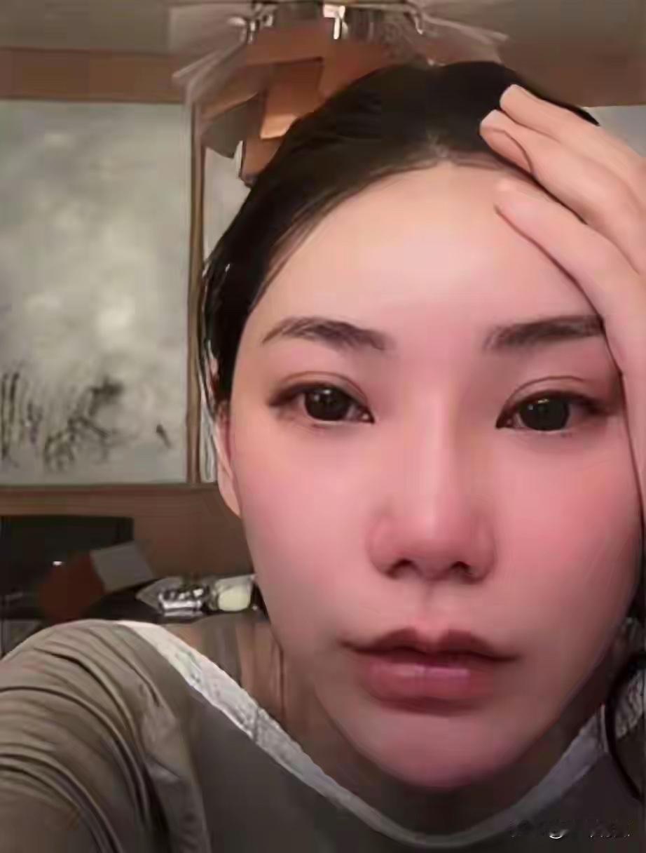 马筱梅这次把“回京无房可住”的窘态搬进直播间，一边是求同情，给观众看这段关系里自