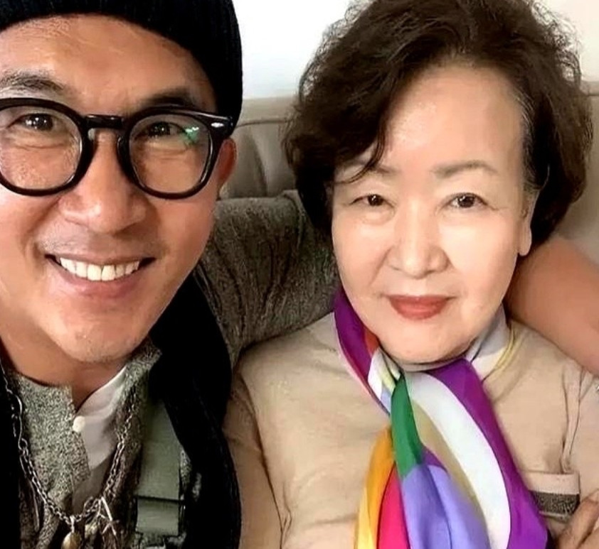 具先生的妈妈，湾湾的现韩国亲家母是一个迷一样的存在。她和北京前亲家母走的是一