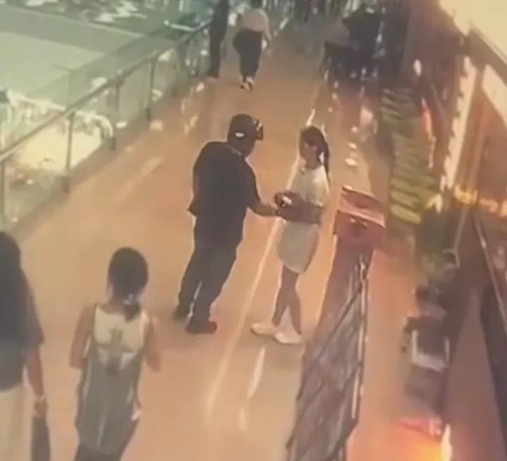 湖北襄阳一男子骚扰商场女店员后续，5月27日，女子在餐馆门口迎宾，一名戴头盔的黑