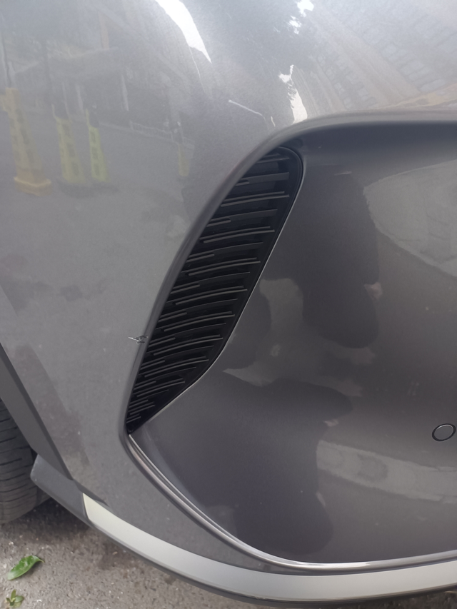 提车刚一周就一血晚上小区路边车太多，倒车的时候盲区刮到了，大佬们看下要怎么处理