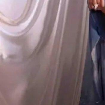 1、迪丽热巴的新剧目前成为大爆剧的可能性不大了，网上也多是粉丝在讨论剧情，没多少