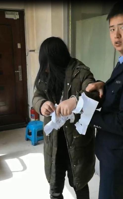 2024年3月，上海松江某小区发生一起令人揪心的事件。住户徐某冲洗窗户，水流到楼