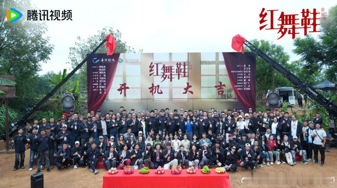 周也秋天遇见了林雪帆周也林雪帆开机照​期待周也版《红舞鞋》林雪帆！从家庭变故到