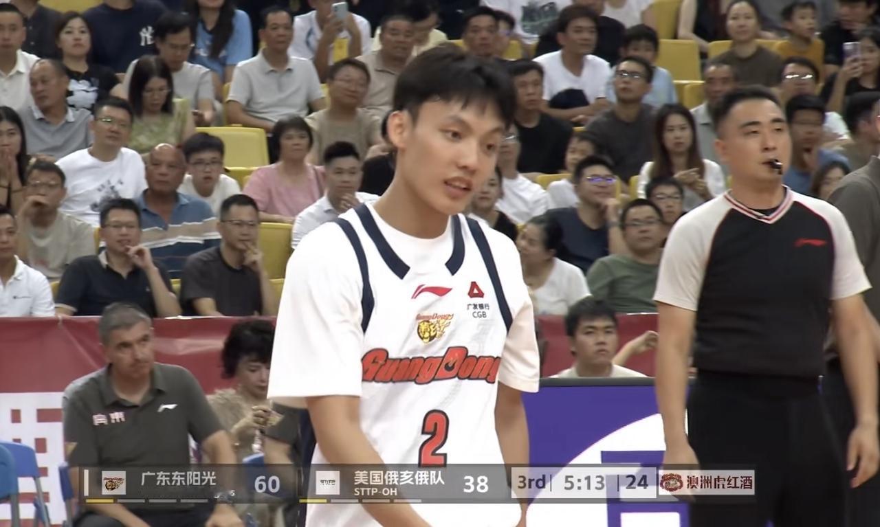 第三节开局，广东派出了徐杰、卢卡、周鹏、王宏泽、陈家政这套目前最强阵容，直接打出