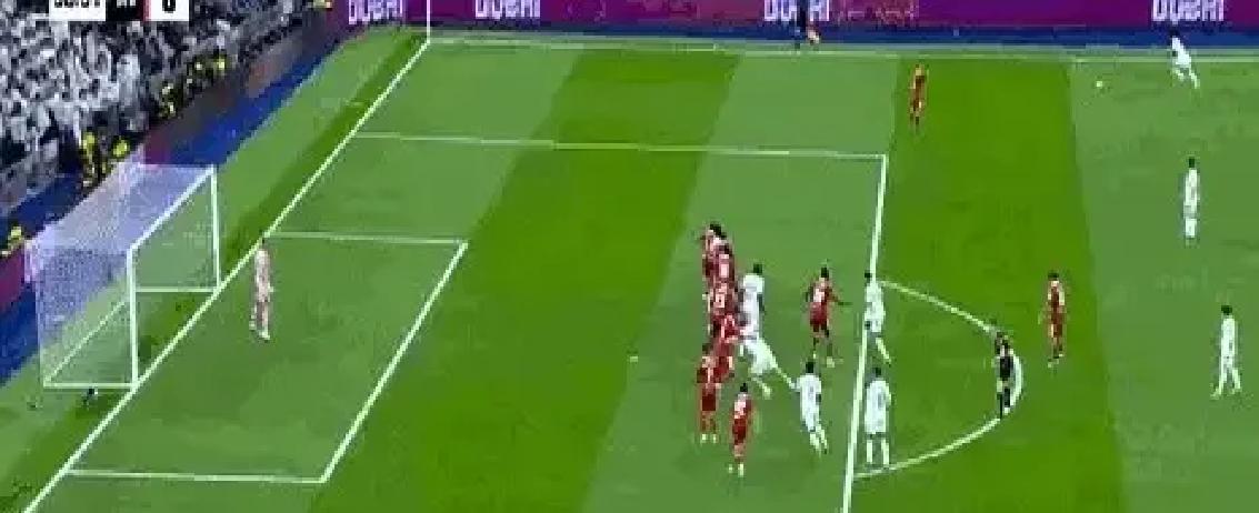 阿隆索在第84分钟把袖标摘了维尼修斯，却把罗德里戈摁在草皮上。三分钟后，罗