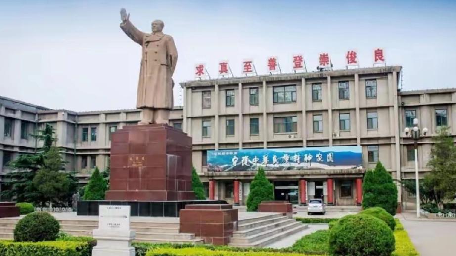 1980年，山西大学接到上级通知，要求拆除校内的毛主席塑像，但由于广大师生的坚决