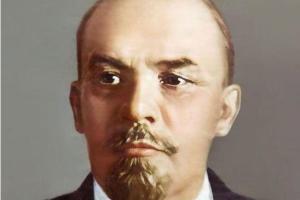 1923年5月的一天，在妹妹和主治医师的陪同下，列宁坐在轮椅上，拍下了人生的最后