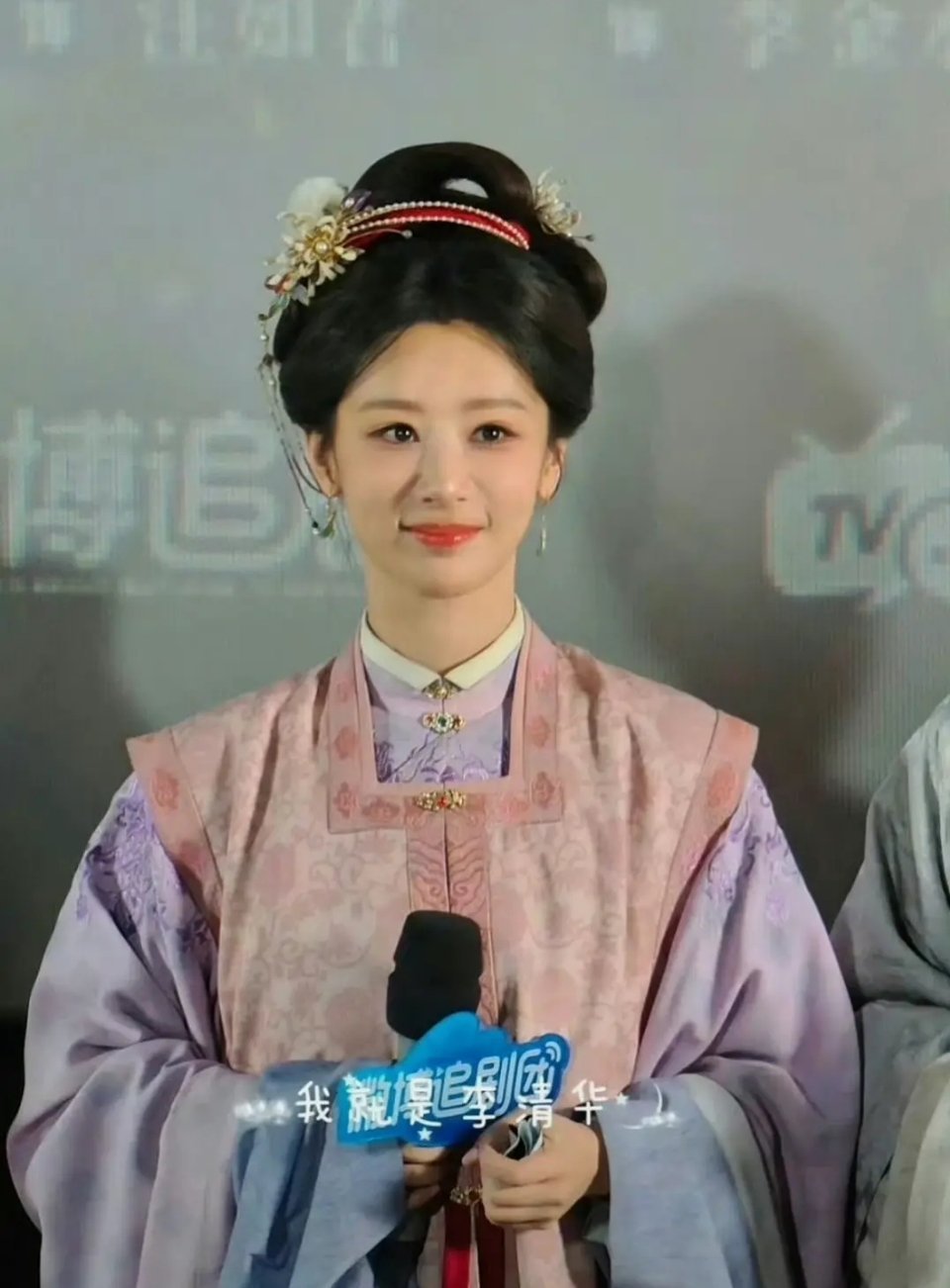 怎么感觉杨紫线下更好看