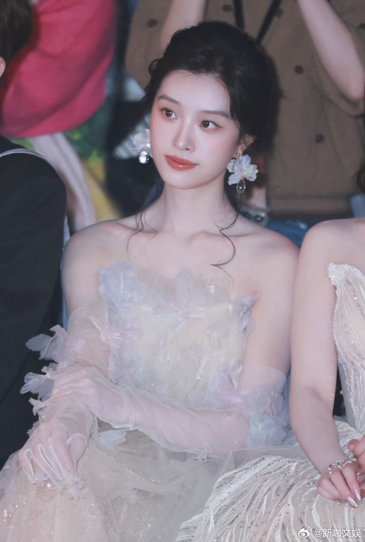 上海时装周高光时刻✨钟雯冠×MOVOUS高定礼服，华贵又灵动，把春天的浪漫穿在了