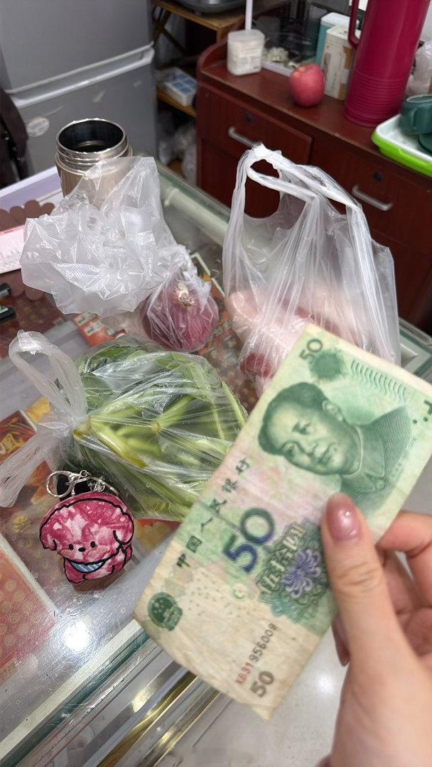 在菜市场买菜的时候心血来潮去买了刮刮乐，开了新的一本结果就中了50哈哈哈