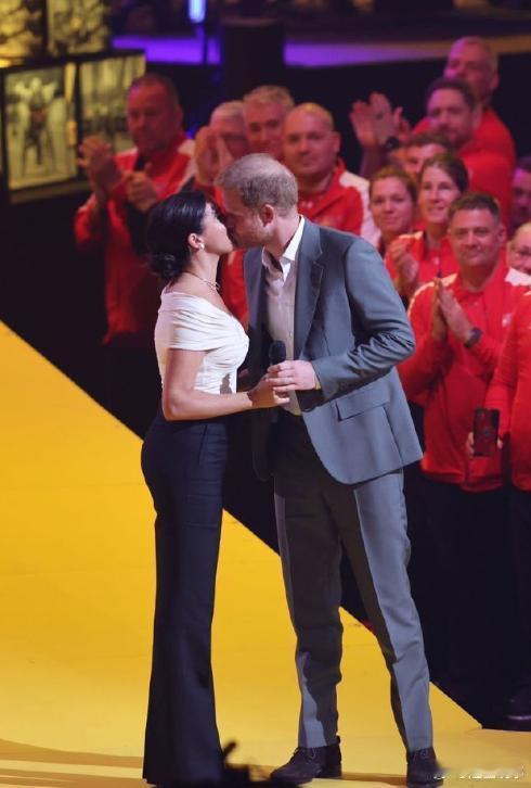 查尔斯三世想要废除威廉王子的太子之位，让哈里王子继位，这是卡米拉王后的阴谋。戴安