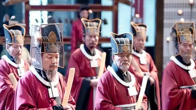 在古代，大臣们上早朝有多难？凌晨两三点从床上爬起来，饿着肚子赶路，到了皇城还得等