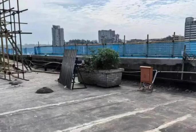 “谁能想到，修个漏水的屋顶，竟然挖出了一桩惊天白骨案！”几名农民工师傅因为顶层住