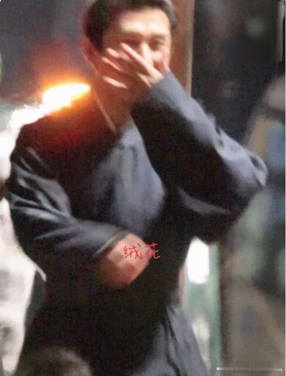 又是笑了马上就去捂嘴，下意识了