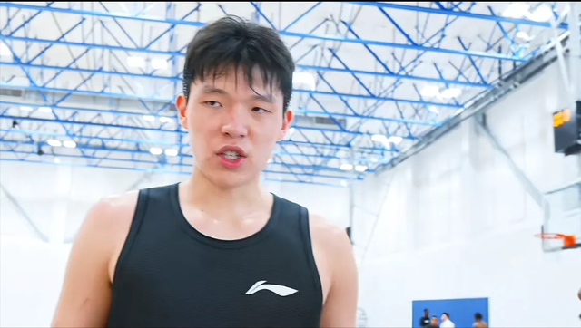 杨瀚森赴美首次训练,训练师指出速度较慢王治郅曾犀利点评要害
