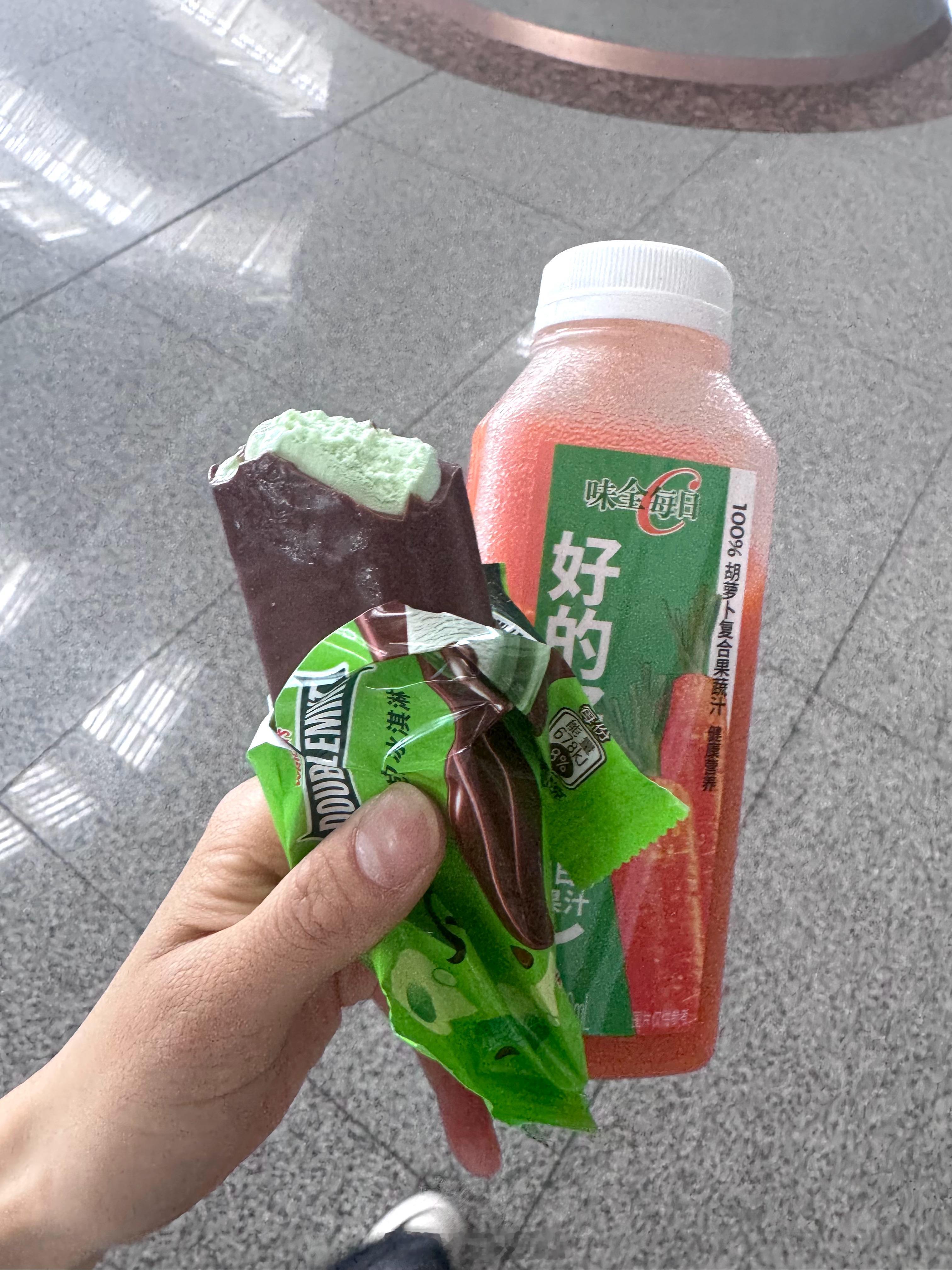 奇怪口味两件套:胡萝卜汁+薄荷巧克力冰淇淋，这两个简直是我的神！​​​