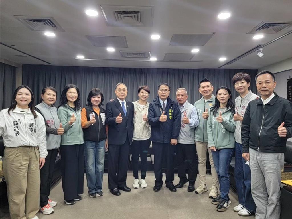 赢得民进党台南市长初选的陈亭妃27日上午偕同在初选中挺她的8位议员，一同至台南市