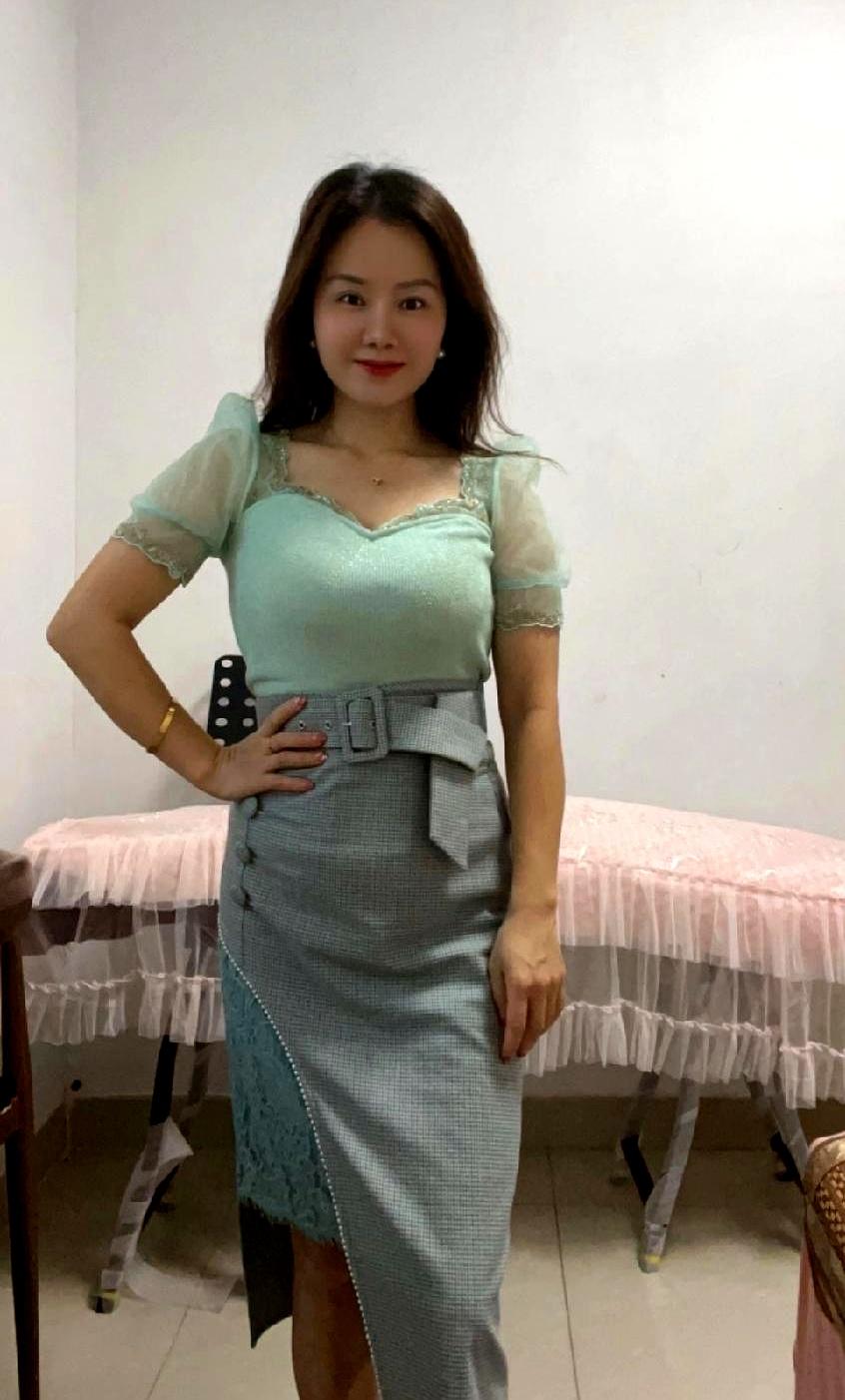 牌风还没起来，她的钱先没了。麻将馆里，小区那位邻居三十五岁的大姐，丈夫去世后一