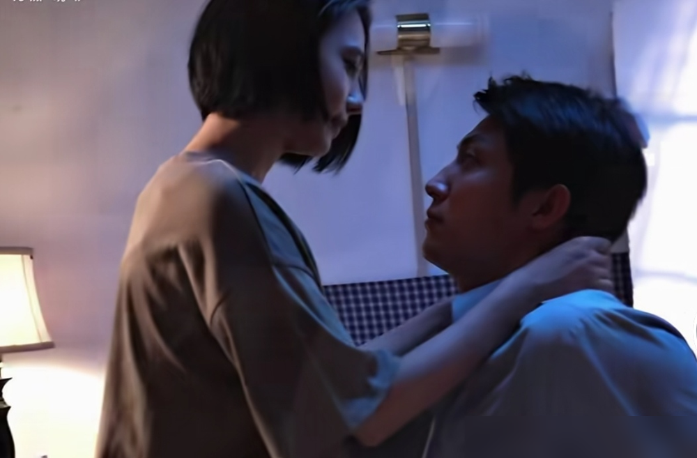 黄景瑜拍完那场暗恋戏，直接问导演：我该不该冲上去抱她导演没喊卡，他自己先绷不住了戏里十几年不敢表白，