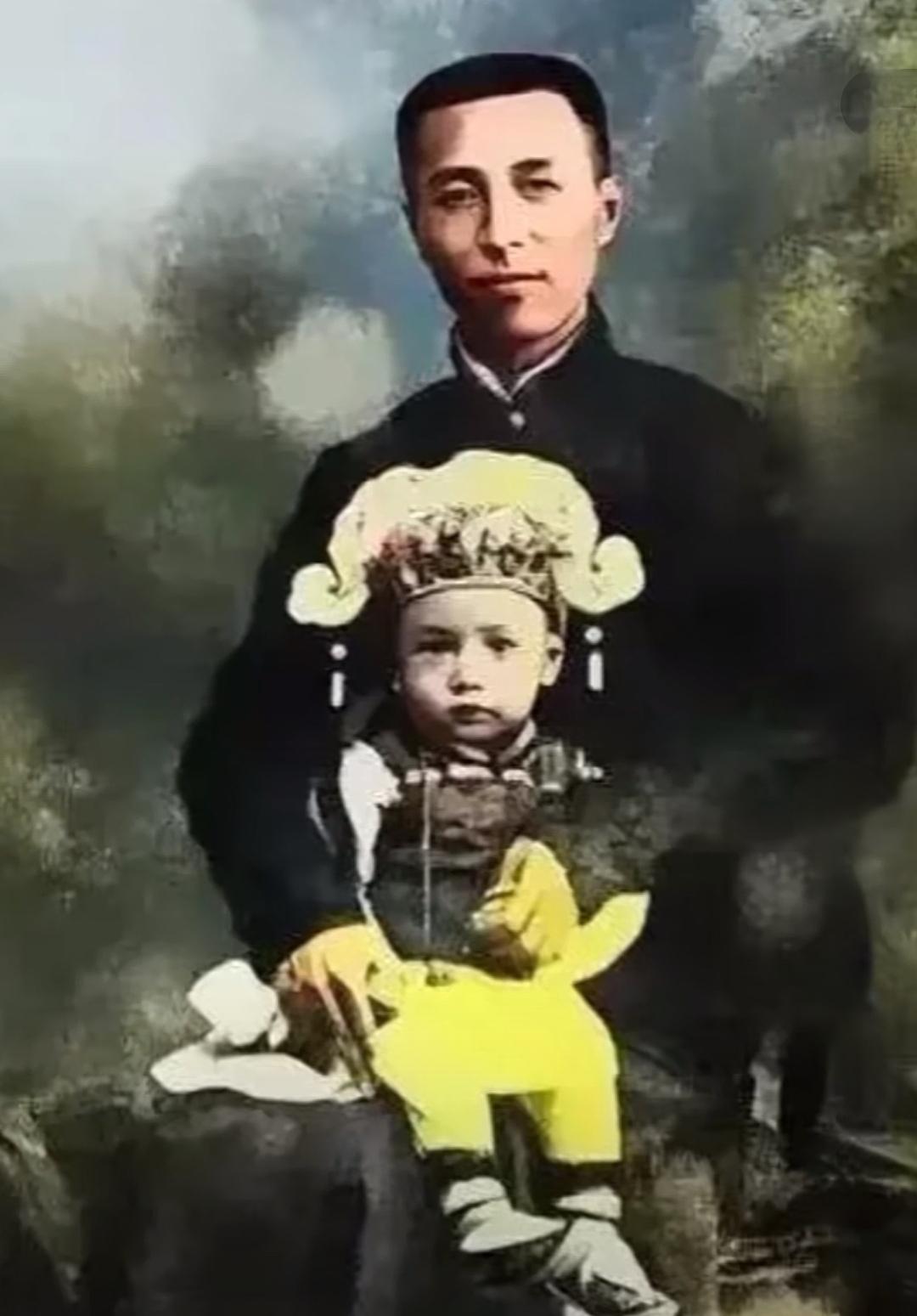 谁曾想到，眼前这位父亲怀中的婴儿，日后成为国人挺起脊梁，不受别人欺负的人。两