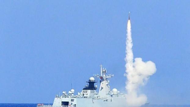 055配备200多枚导弹，假如海战爆发，导弹打完了该咋办？实不相瞒，055打完导