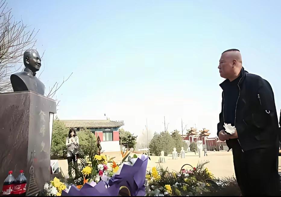 郭德纲又来给师傅侯耀文扫墓了。不得不说，除了会搞钱。这个小黑胖子就什么也没有了