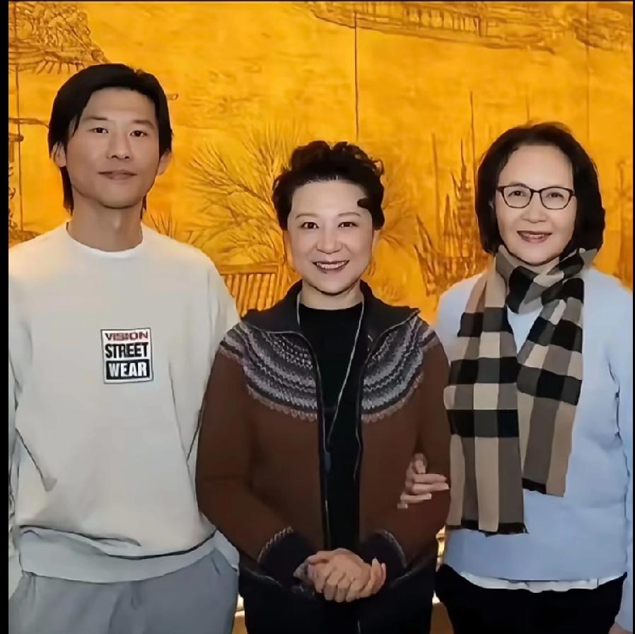 岁月不败美人！王馥荔越老越有韵味✨刷到王馥荔老师和儿子王骁、宋晓英老师的聚