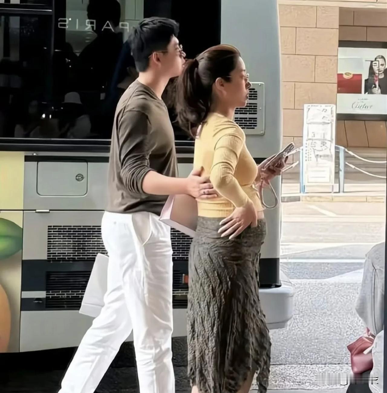 某些评论区戾气好大啊，都是人家保姆吗？知道人家老公家里只认孩子不认杨采钰？有